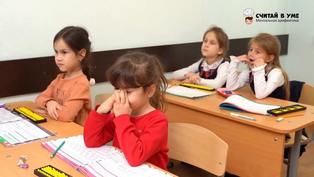 На занятии. Работа с карточками "прилагательные" смотреть онлайн