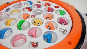 Детская рыбалка. Арина ловит рыбок. Let's Go Fishing Game Toy Challeng.fun family game