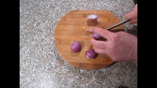 Солёная селёдка подача с луком