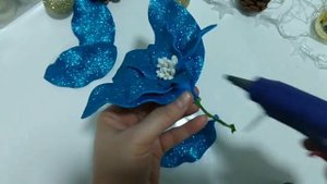 Цветы из фоамирана эффектно украсят новогоднюю ёлку