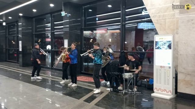 Маленький духовой ансамбль «Вежливые люди» зажигает