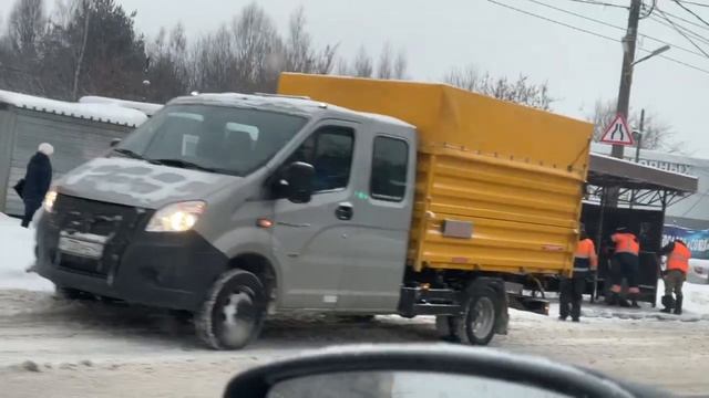 Снегоуборочная техника в Кирове работает в сопровождении сотрудников ГИБДД смотреть онлайн