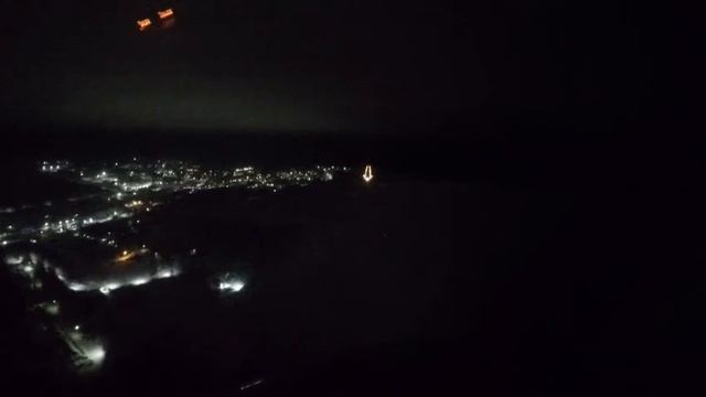 Ночной пролет самолета над влетно-посадочной полосой Северо-Енисейска. смотреть онлайн