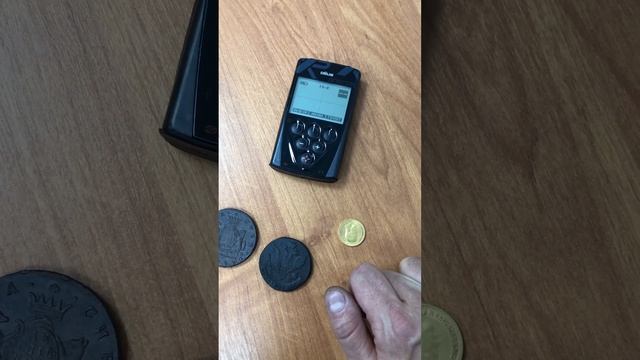 Тест, как металлоискатель Xp DEUS реагирует на золотую монету.