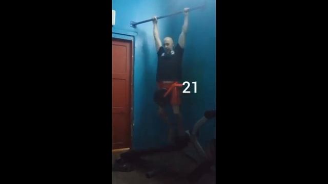 Подтягивание на турнике с доп. весом 10 кг - 35 раз. смотреть онлайн