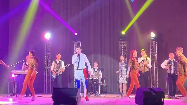 Рифат Зарипов только напел эту песню и зал сразу ее подхватил !