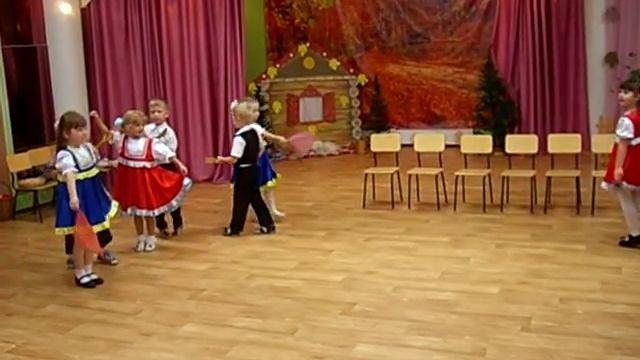 Осень в детском саду. Танец с балалайкой смотреть онлайн