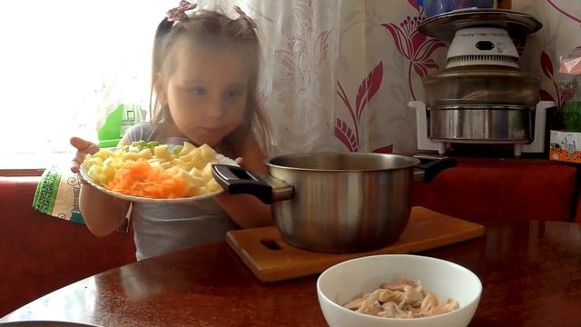 Юля готовит суп