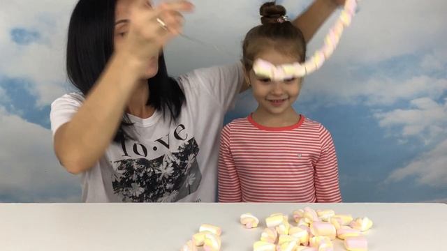 Хеллоуин. Арина готовитсяк хэллоуину. Бусы из конфет. Prepare for halloween смотреть онлайн