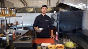 Готовим салат ЦЕЗАРЬ с креветками своими руками. Мастер-класс от  шеф-повара ресторана.