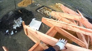 Монтаж стропильной системы в одиночку. СИП панельный дом от фундамента до крыши 7  Стропила финал