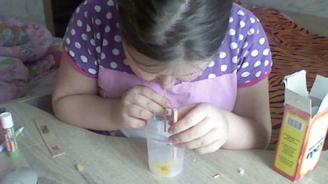 Лизун из клея карандаша и соды смотреть онлайн