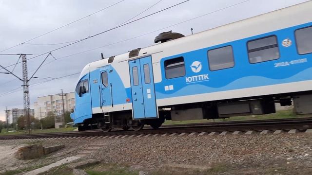 ЭП2Д-0111 СЛЕДУЕТ ВДОЛЬ УЛИЦЫ КОРОЛЕНКО НА ПЕРЕГОНЕ ЕВПАТОРИЯ-КУРОРТ - ЕВПАТОРИЯ-ТОВАРНАЯ! [КЖД] смотреть онлайн