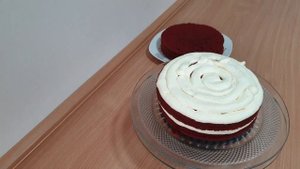 Как собрать торт. Красный бархат с клубникой.