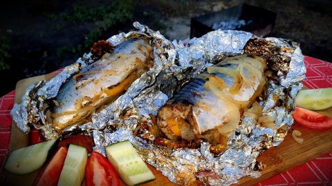Вкуснейшая скумбрия на мангале. Запекаем в фольге.