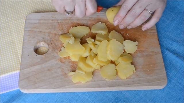 Cалат «Гнездо глухаря» с копченой курицей — видео рецепт