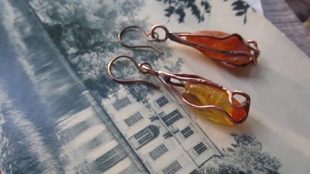 Лёгкие, длинные серьги из меди и необработанного янтаря, видеообзор украшений ручной работы смотреть онлайн