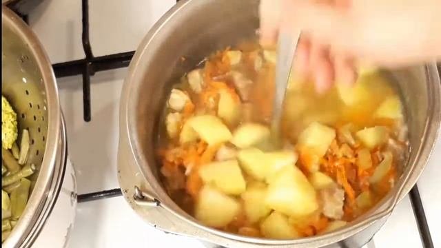 Остались замороженные овощи? Готовьте Рагу из замороженных овощей с мясом и картофелем.