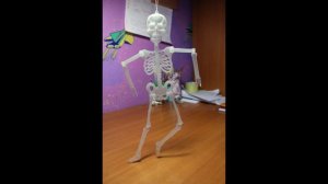 Скелет танцует Skibidi. Видео для детей