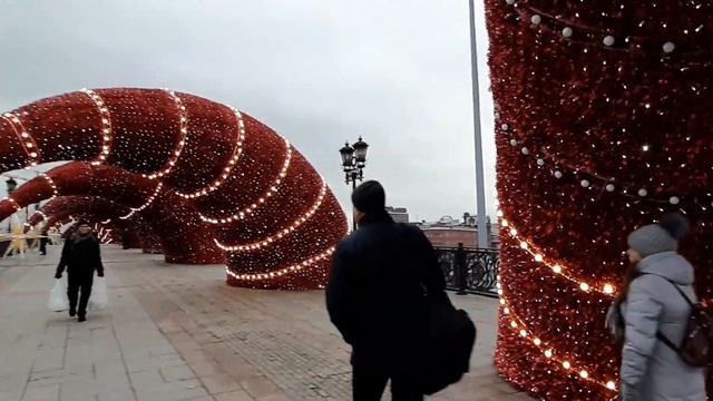 Москва новогодняя. Храм Христа Спасителя и новогодний Патриарший мост.