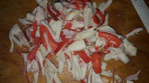 Салат из жареных крабовых палочек, капусты и сыра
