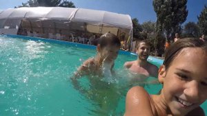 Пример того, что можно сделать самому с GoPro в басейне в компании друзей