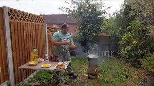 Куриные бёдрышки с овощами в казане на костре