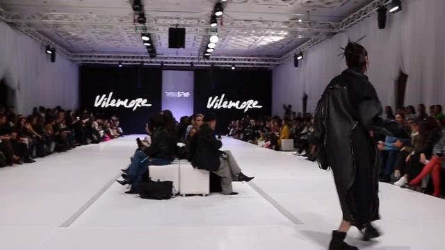 Модели на подиуме сделали то, чего нельзя? смотреть онлайн