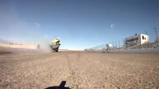 Батл на треке - 2 колеса против 4 смотреть онлайн