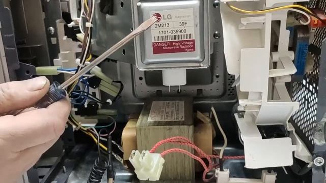 Микроволновка LG работает, но не греет.