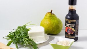 Зеленый салат с грушей