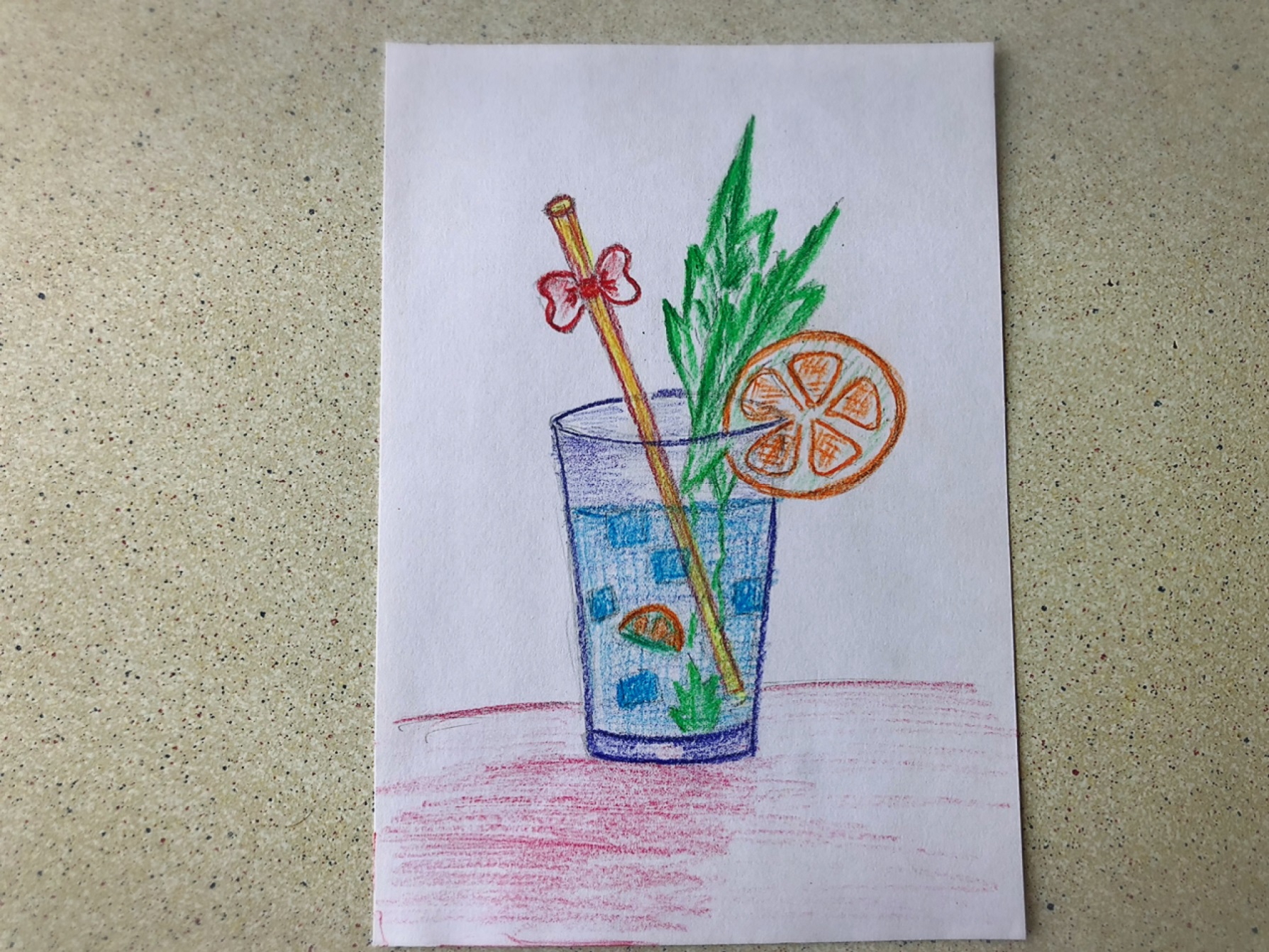 Рисунок карандашами. Стакан, сок, вода с трубочкой.