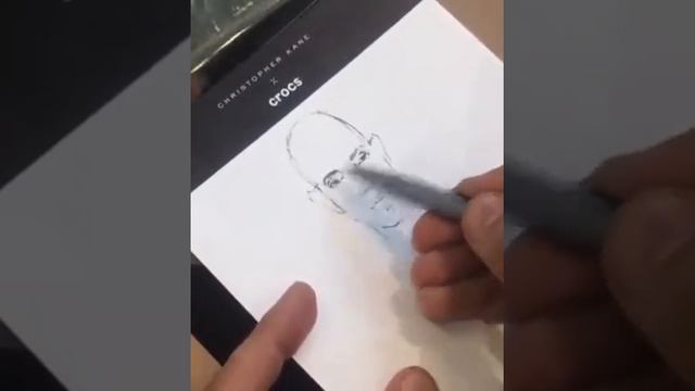 «Художник на мероприятие» на презентации совместного проекта Christopher Kane и Crocs.