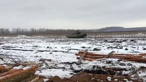 Танк едет по нашим позициям.