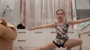 Гимнастика. Как научиться делать колесо с пролётом.Gymnastics how to learn how to  wheel with a spa