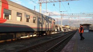 Прибытие ЭП1М-468 с поездом Владикавказ — Санкт-Петерб.