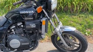 Motorcycle Spec Comparison 1984 Honda V65 Sabre VF1100S VS 1983 Honda V45 Sabre VF750S Cold Start u