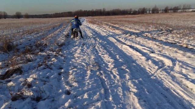 Питбайк Bse ex 125 e Ваня гоняет по снегу смотреть онлайн