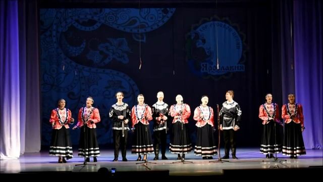 Ансамбль "Крыница" - Луна повисла над околицей смотреть онлайн