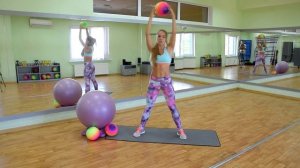 Упражнения для рук с мячом