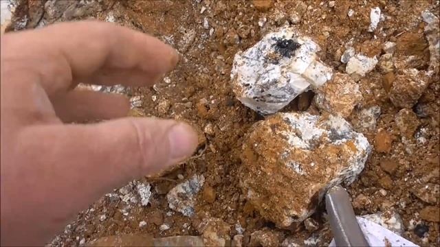 НАЙДИ ЖИЛУ В КАРЬЕРЕ смотреть онлайн