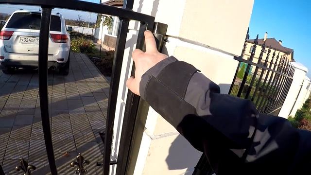 Ворота и калитка установлены. Общий вид сварного забора с коваными элементами. смотреть онлайн