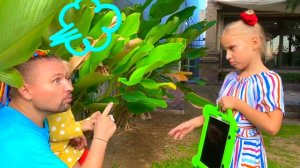 Алиса и Ева и папа играют в прятки с животными