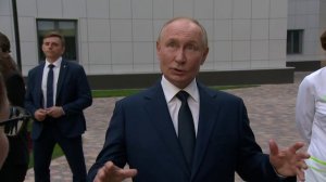 Путин побеседовал с посетителями нового ДКЦ имени Рошаля в Красногорске.