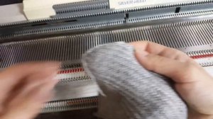 Капор (шапка-капюшон) жемчужной резинкой на вязальной машине.