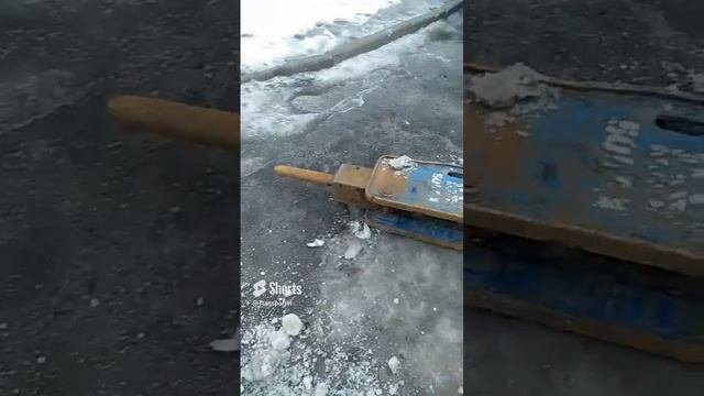 Валяется гидромолот от экскаватор погрузчика на улице #Shorts