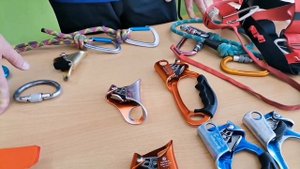 СНАРЯЖЕНИЕ XINDA. ОПЫТ ПРИМЕНЕНИЯ В СПЕЛЕОСЕКЦИИ. КРОЛЬ, ЖУМАР, КАРАБИНЫ, ОБВЯЗКИ, ПЕДАЛЬ, СТРОПЫ
