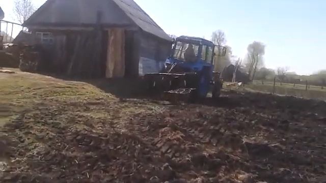 2017г ВСПАШКА ОГОРОДОВ ТРАКТОРОМ МТЗ-82 смотреть онлайн