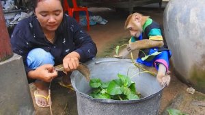 Great Job ! SokYaa Is Fishing Alone, Bring Fish To Mum