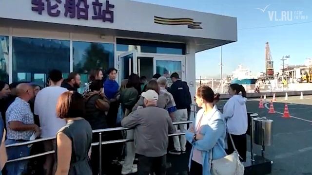 VL.ru – Жители Владивостока часами стоят в очереди за билетами на острова Попова и Рейнеке смотреть онлайн